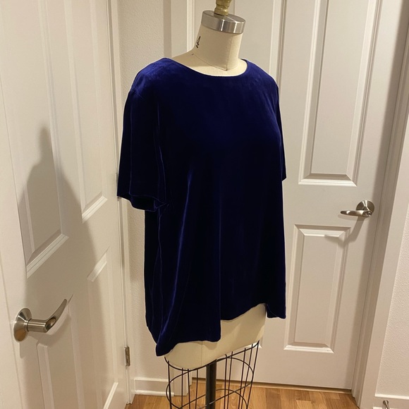 St. John Collection Velvet Top. Size M. - Picture 2 of 5